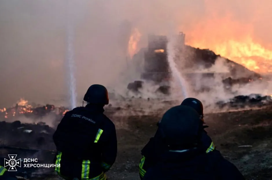 Россияне ночью обстреляли один из микрорайонов Херсона: возник пожар на складском помещении. Фото