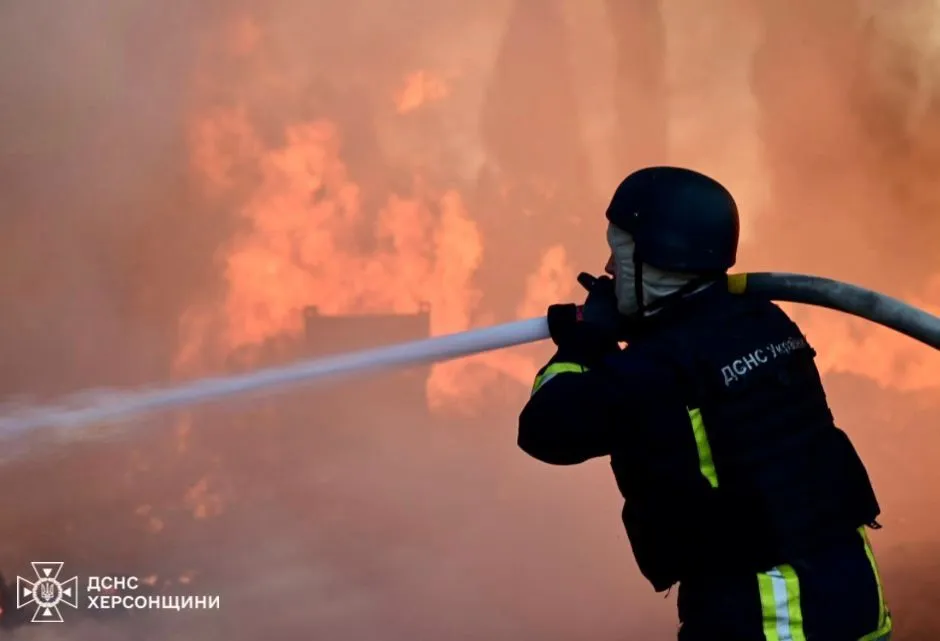 Росіяни вночі обстріляли один із мікрорайонів Херсона: виникла пожежа на складському приміщенні. Фото