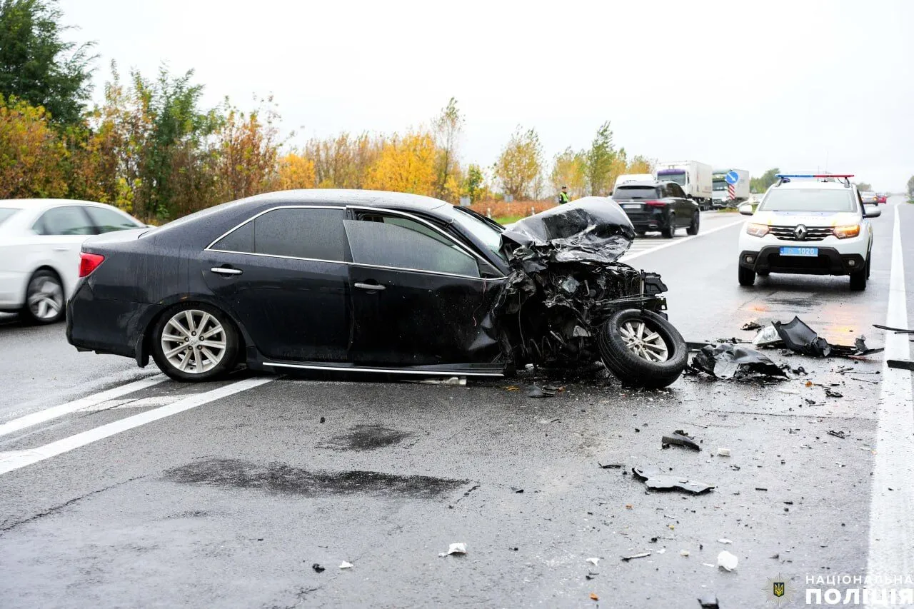 Автомобіль розірвало на запчастини: у Рівненському районі сталася смертельна ДТП. Фото й відео