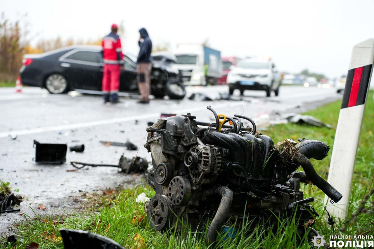 Автомобіль розірвало на запчастини: у Рівненському районі сталася смертельна ДТП. Фото й відео