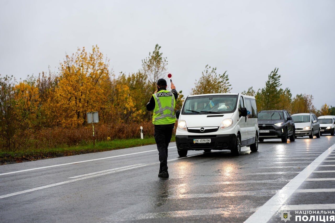 Автомобіль розірвало на запчастини: у Рівненському районі сталася смертельна ДТП. Фото й відео