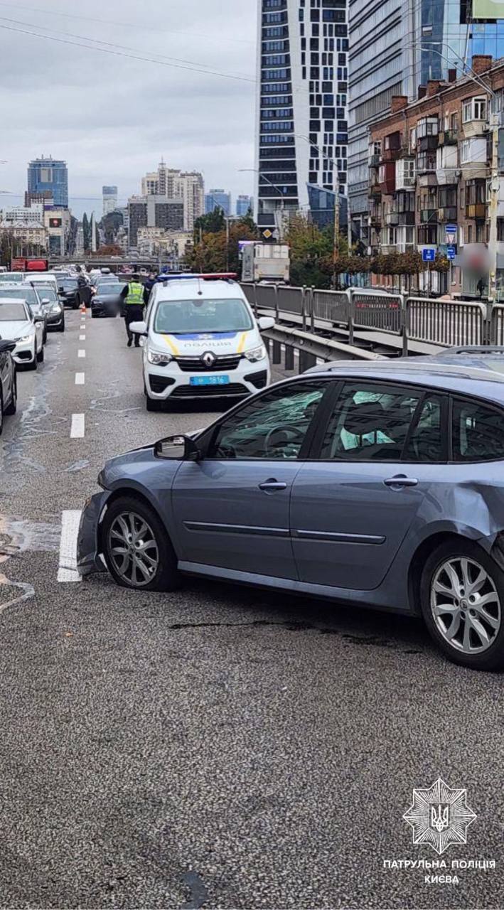 В Киеве на Брестском проспекте произошло ДТП: на месте заметили несколько "скорых". Фото и видео