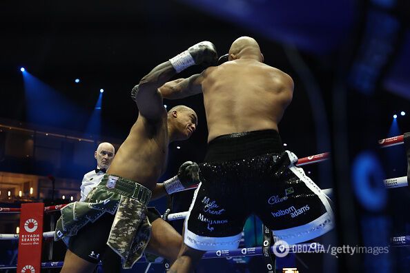 Непереможний суперваговик виграв чемпіонський бій нокаутом у першому ж раунді, повісивши суперника на канати. Відео