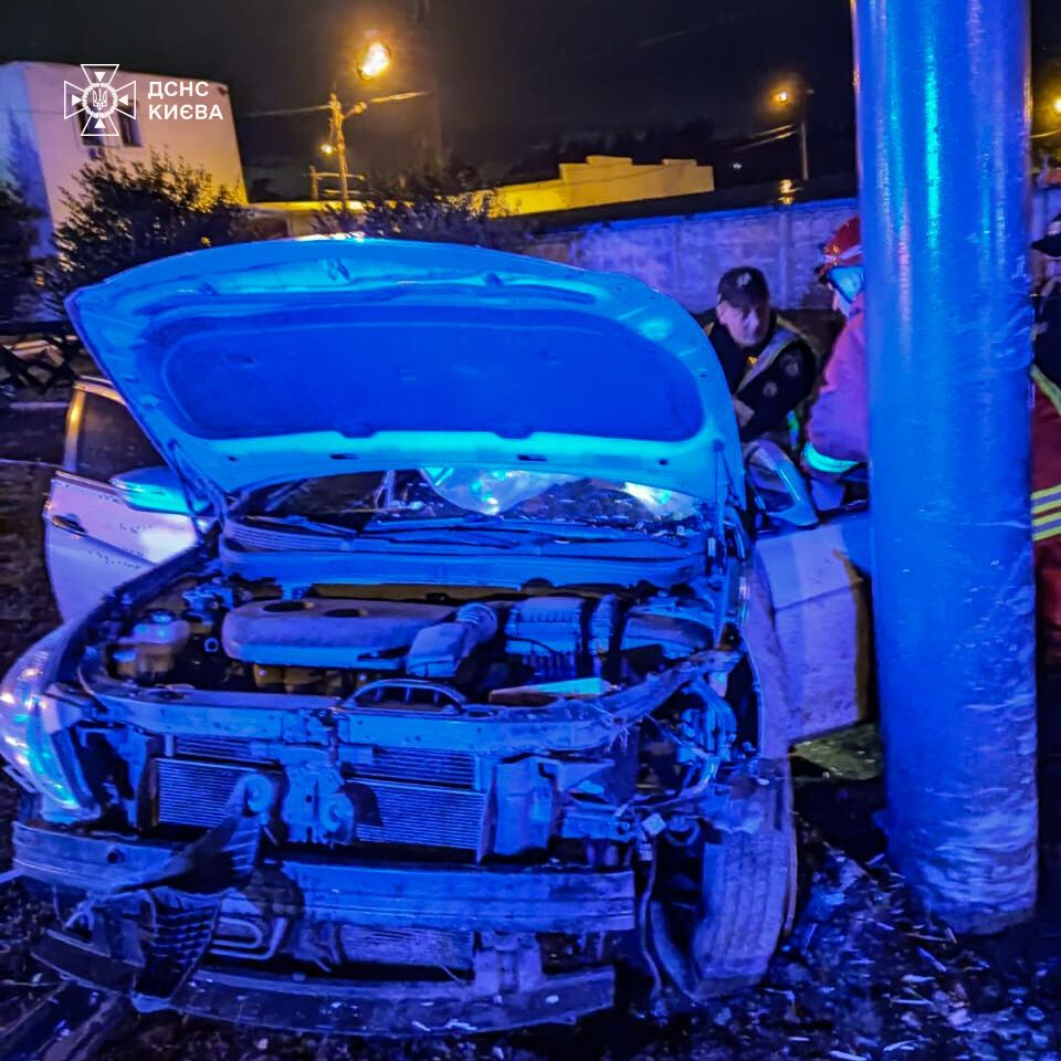 У Києві легковик протаранив опору білборда: водія з понівеченого авто діставали рятувальники. Фото