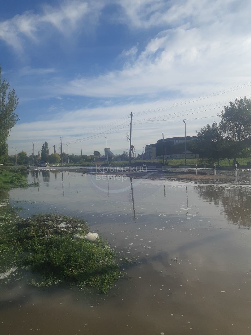 Обгорілі резервуари і піна від гасіння пожежі: у мережі показали, який вигляд має нафтобаза у Феодосії після "бавовни". Фото 