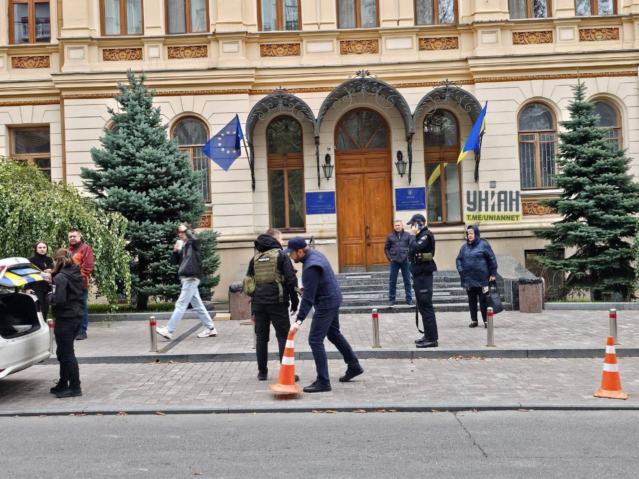 Київ, Суми, Львів та інші міста: Україною прокотилася хвиля "мінувань", поліція перевіряє інформацію. Фото і відео