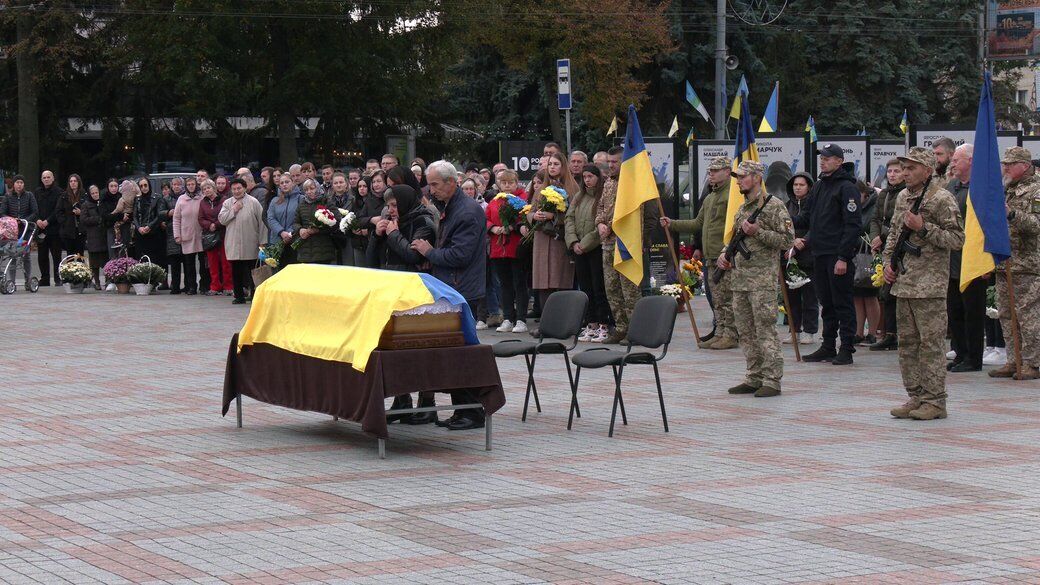 Йому назавжди буде 35: у Рівному попрощались з воїном, який загинув у боях на Донеччині. Фото