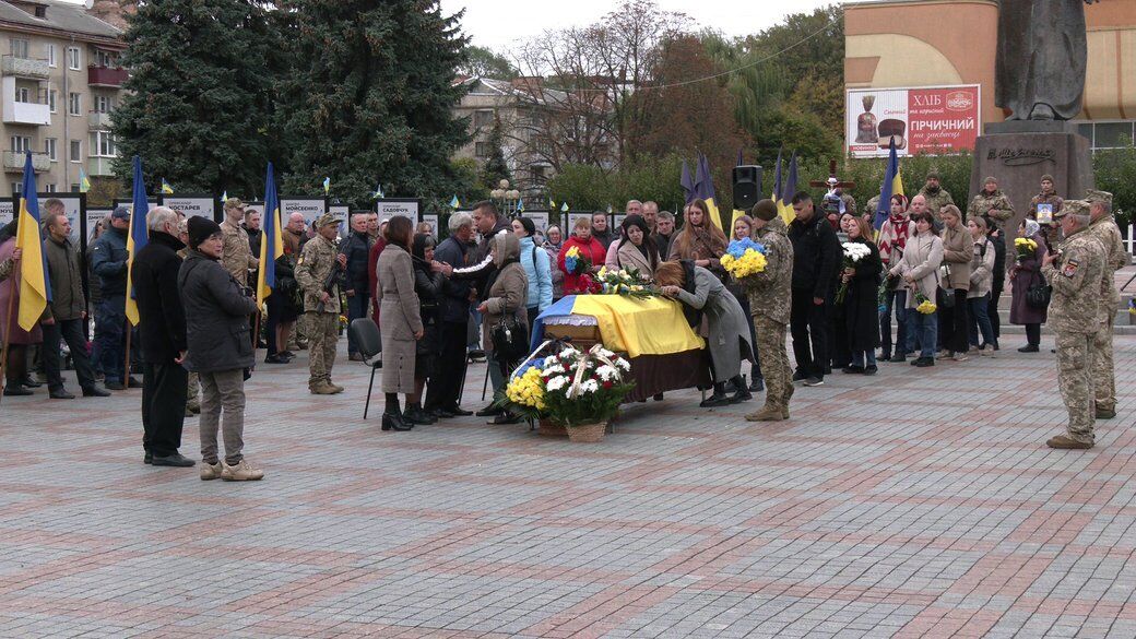 Йому назавжди буде 35: у Рівному попрощались з воїном, який загинув у боях на Донеччині. Фото