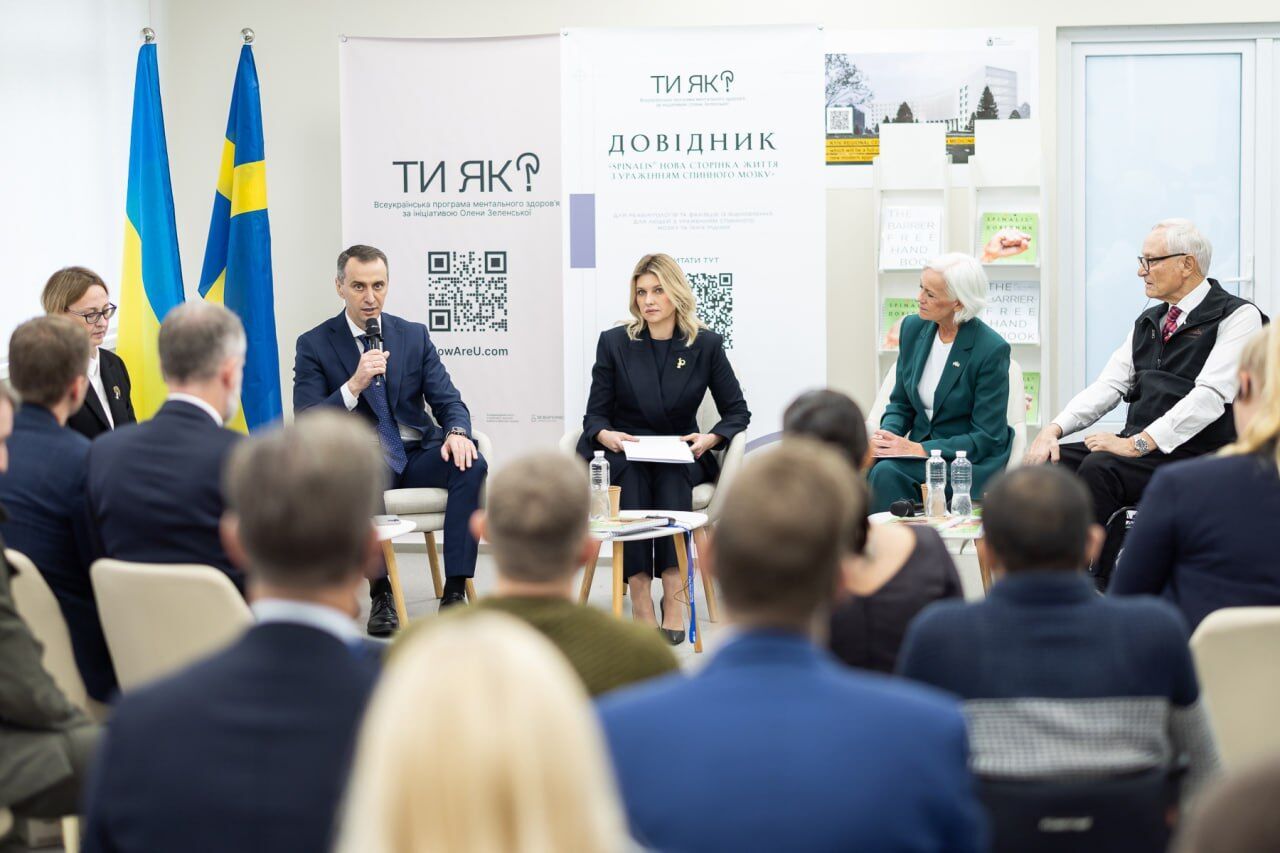 Lady in black. Олена Зеленська вийшла на публіку в чорному костюмі з півником із Бородянки