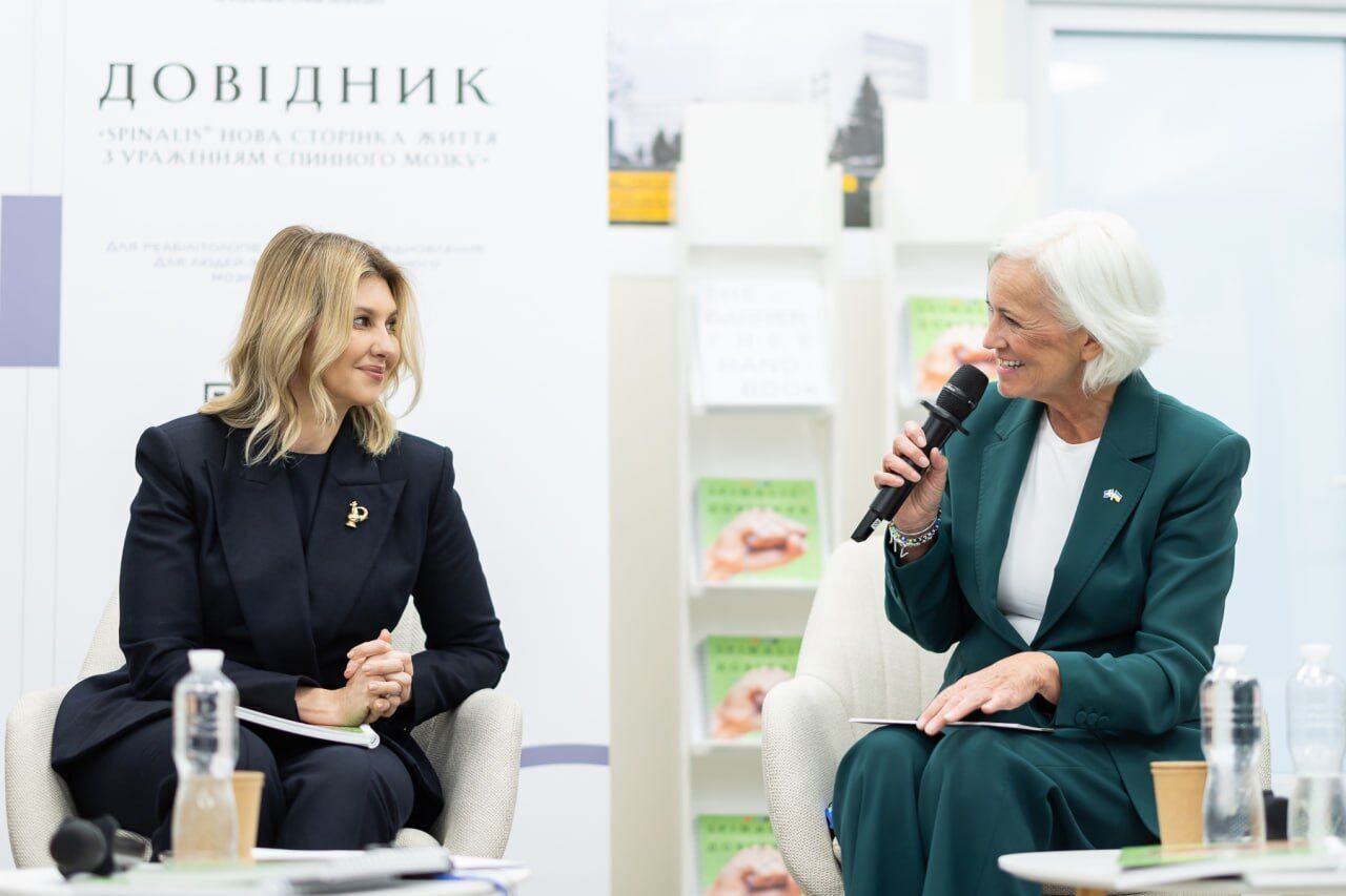 Lady in black. Олена Зеленська вийшла на публіку в чорному костюмі з півником із Бородянки