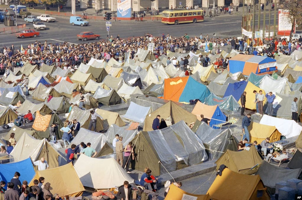 Как выглядел центр Киева во время Революции на граните: исторические фото 1990 года