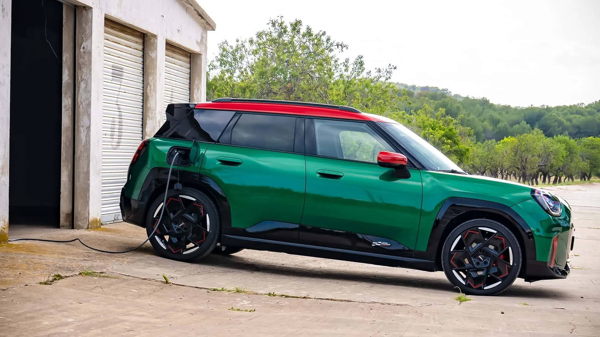 Mini запустила перші електромобілі John Cooper Works: стало відомо, що всередині