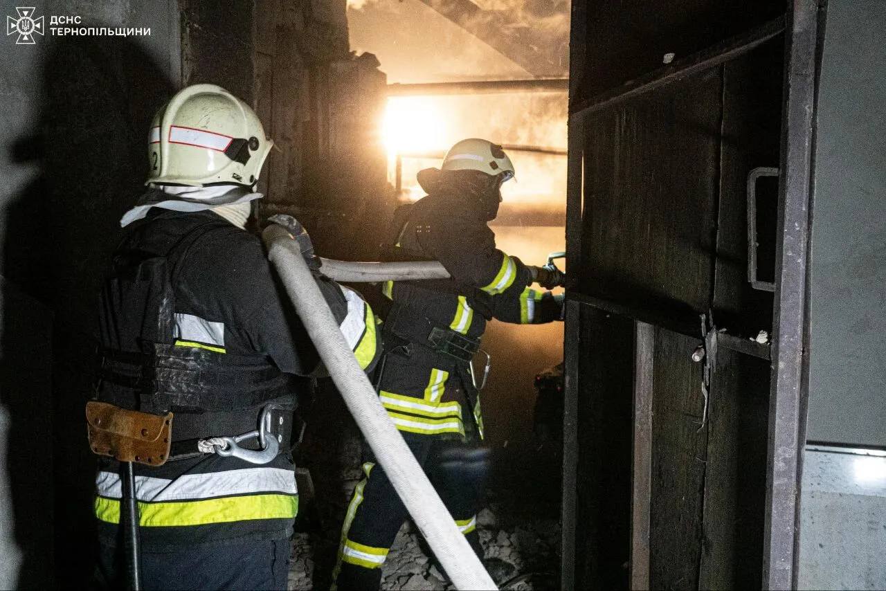 Окупанти завдали удару по промисловому об'єкту на Тернопільщині: сталася масштабна пожежа. Фото