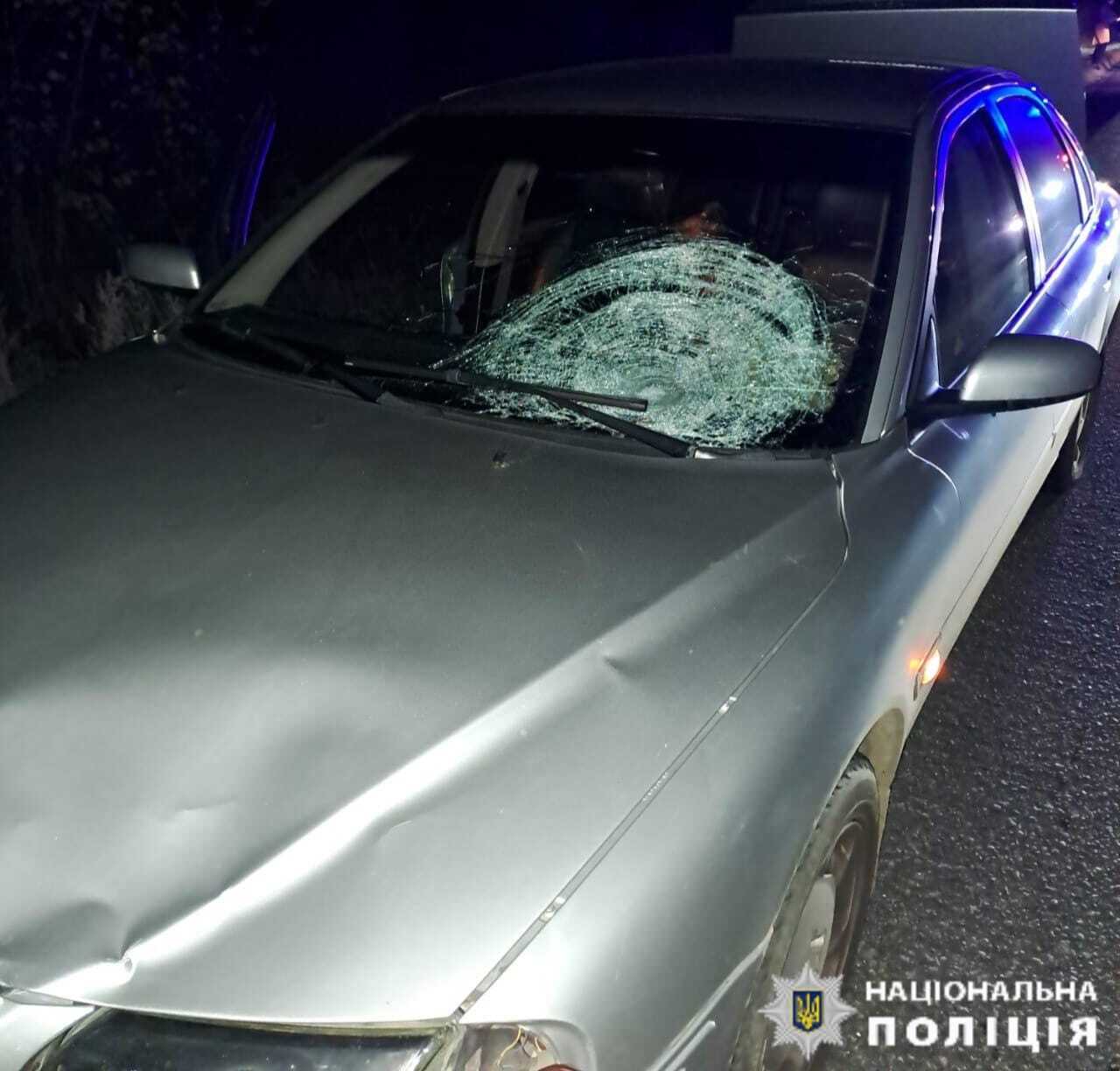 На Київщині жінка загинула під колесами двох авто. Подробиці смертельної ДТП