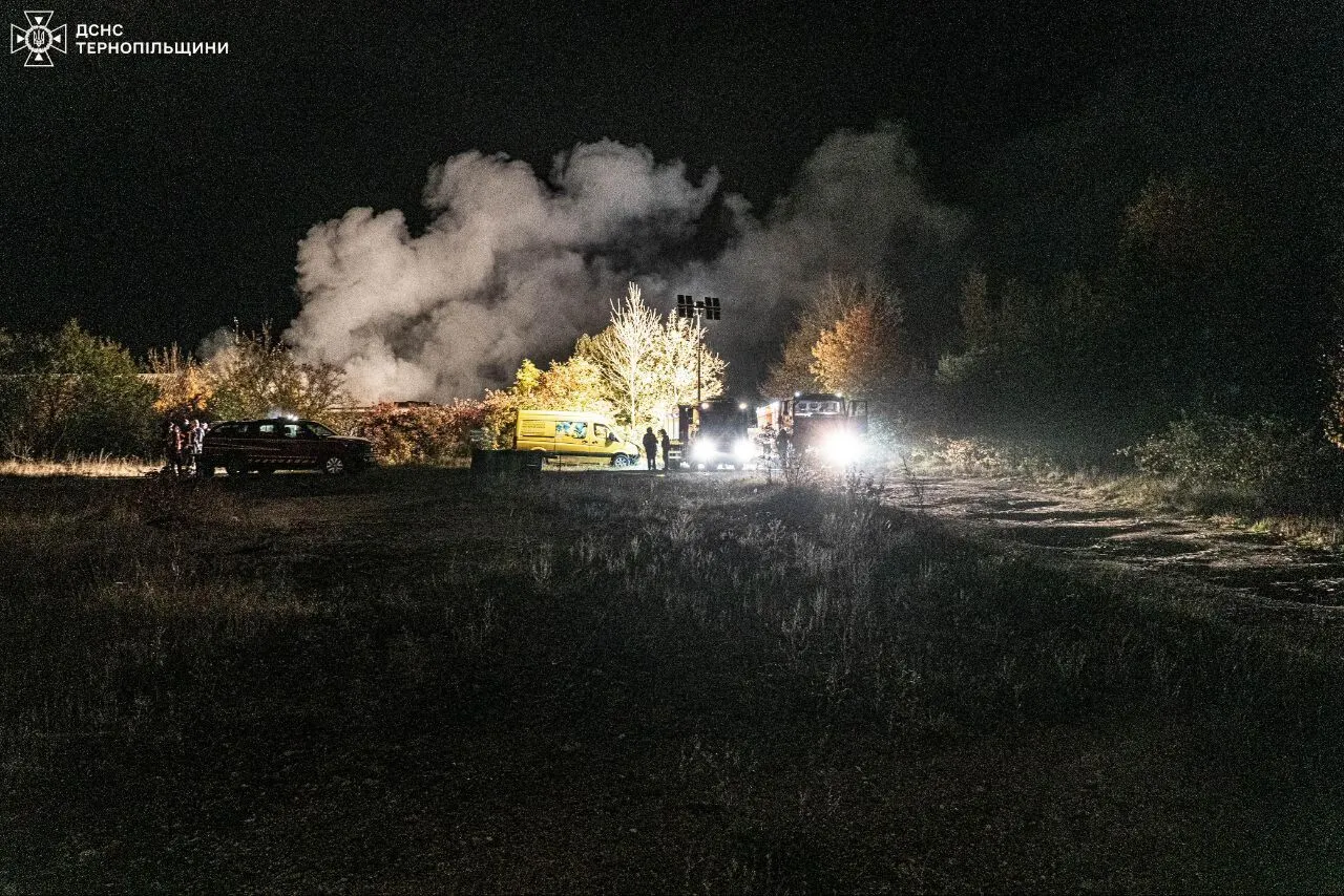 Окупанти завдали удару по промисловому об'єкту на Тернопільщині: сталася масштабна пожежа. Фото