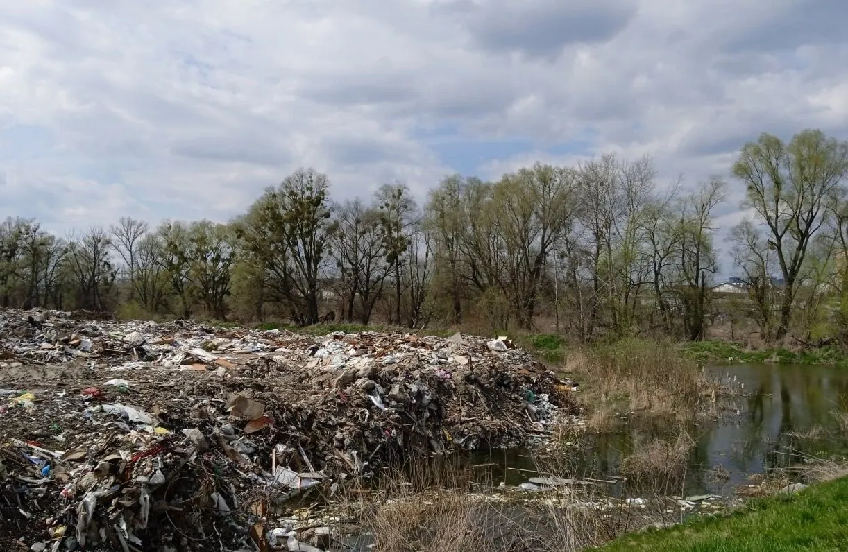 В Україні через бойові дії стрімко зростає кількість будівельного сміття: що робити з токсичними відходами