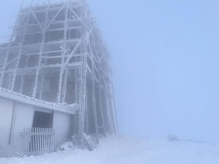 Вдарило шість градусів морозу: гору Іван Піп замело снігом. Фото