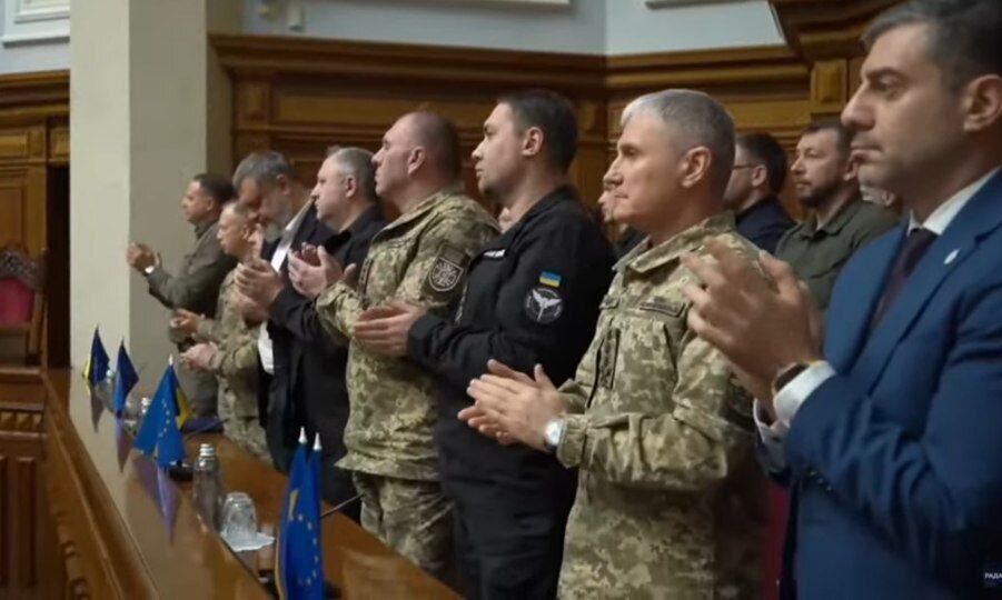 "Росія не шукає чесного миру. Путін хоче тільки війни": Зеленський виступив у Раді і представив План перемоги. Головні тези