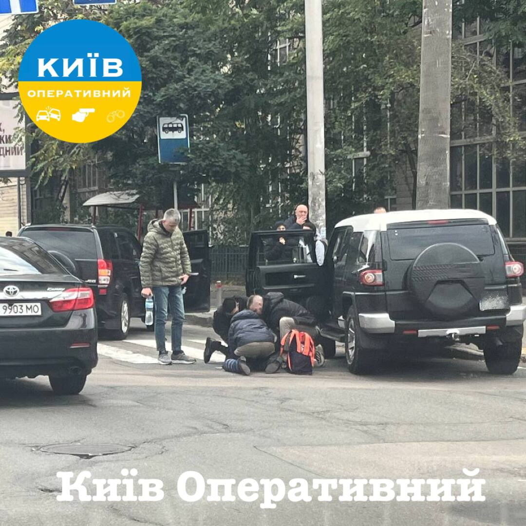 Женщине стало плохо за рулем: в Киеве внедорожник въехал в электроопору. Фото