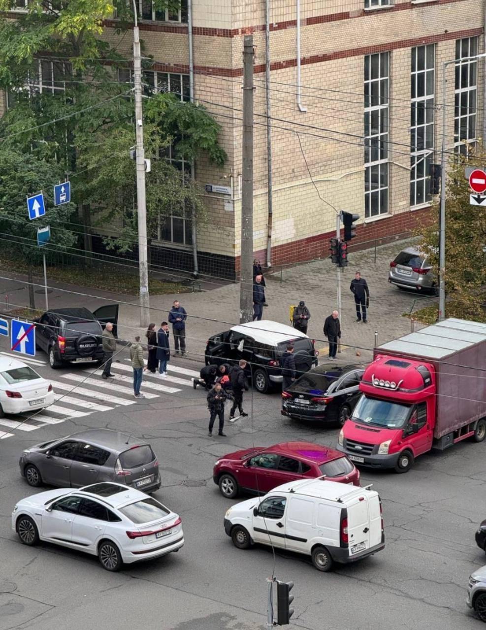 Водійці стало погано за кермом: у Києві позашляховик в’їхав в електроопору. Фото