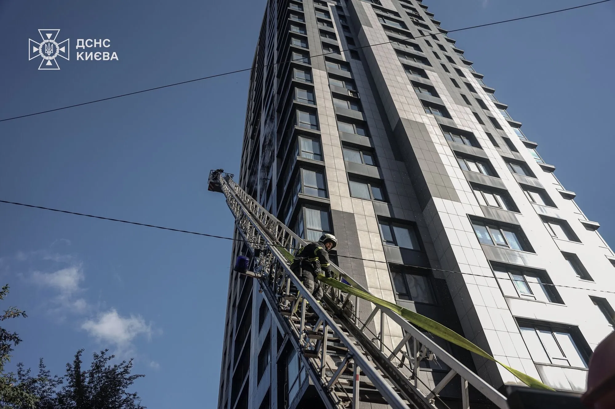 У центрі Києва сталась пожежа в багатоповерхівці. Усі подробиці, фото та відео