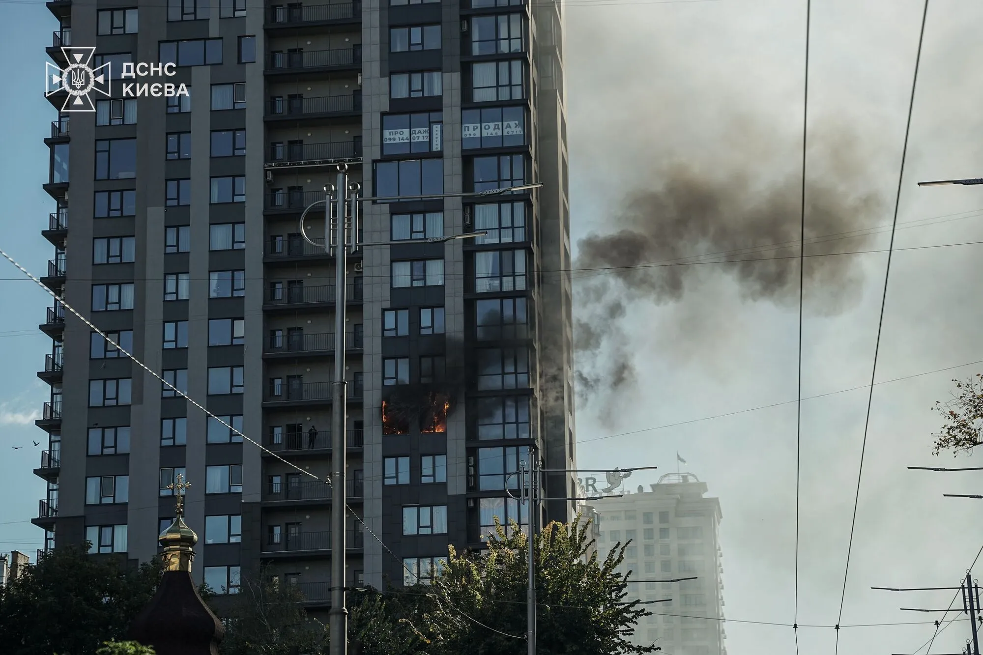 У центрі Києва сталась пожежа в багатоповерхівці. Усі подробиці, фото та відео