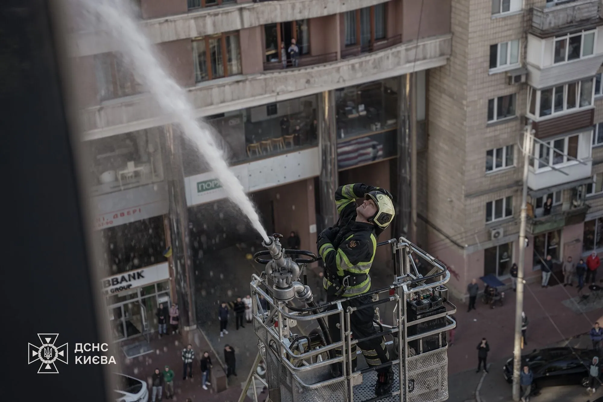 В центре Киева произошел пожар в многоэтажке. Все подробности, фото и видео