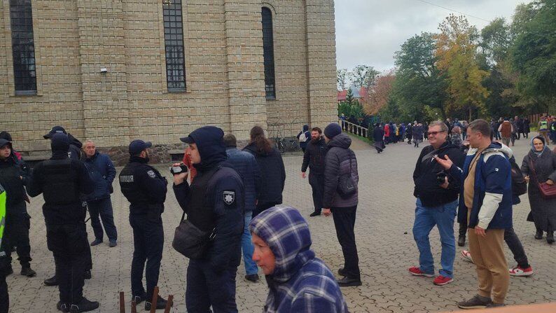 В Черкассах заявили о переходе Свято-Михайловского собора в ПЦУ: верующие УПЦ МП устроили штурм собора и драку. Видео