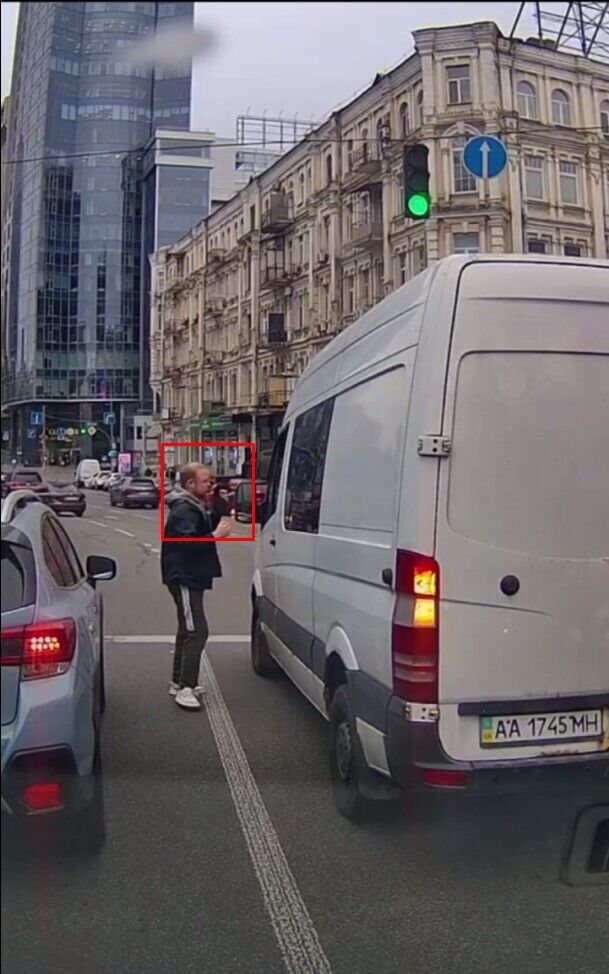 В центре Киева водитель спас жизнь маленькому котику, бегавшему на перекрестке среди авто. Видео и подробности