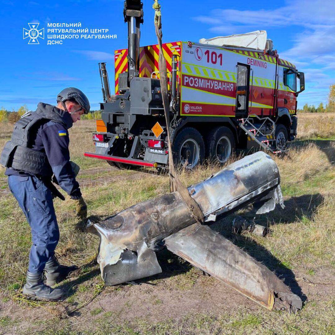 На Київщині в полі знайшли уламки російської крилатої ракети. Подробиці та фото