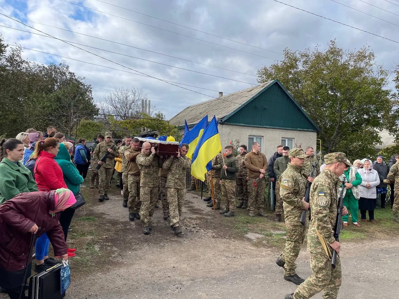 "Війна забирає найкращих": на Миколаївщині попрощалися з 22-річним захисником, який загинув на Харківському напрямку. Фото