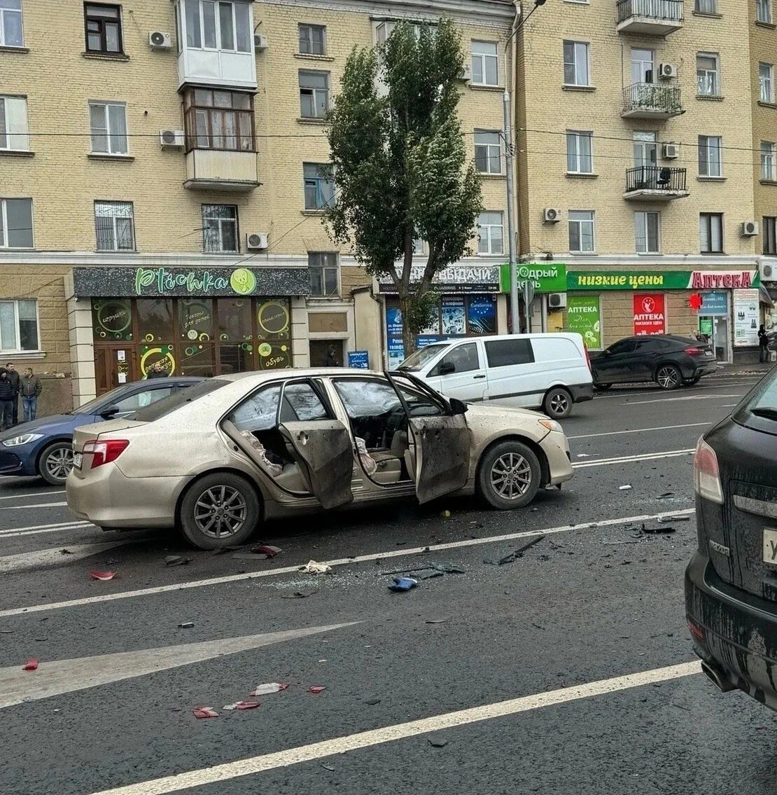 В оккупированном Луганске на дороге взорвался военный автомобиль: подорвали российского майора. Видео