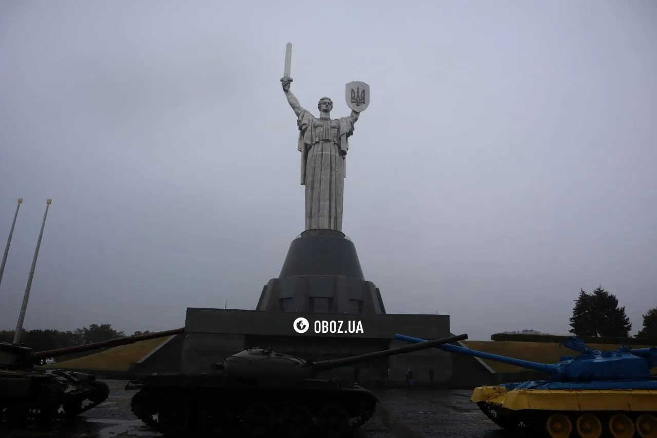 Элементы скульптуры перевозили ночью: в сети показали, как производили монумент "Родина-мать". Фото