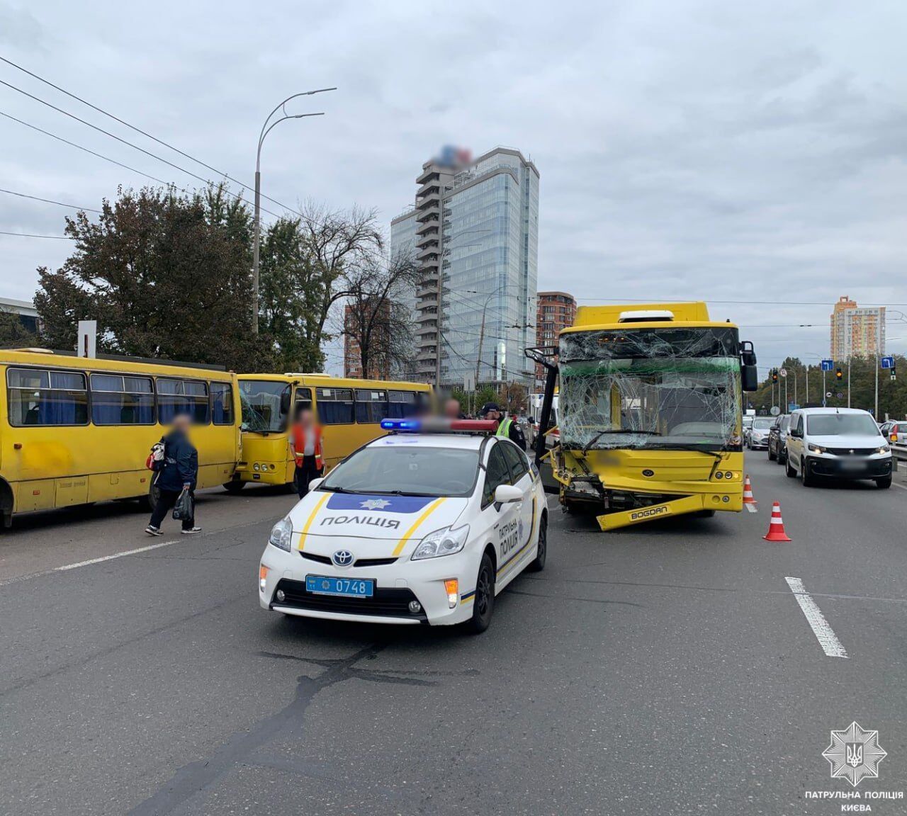 В Киеве на ВДНХ произошло ДТП с участием троллейбуса и двух маршруток. Подробности, фото и видео