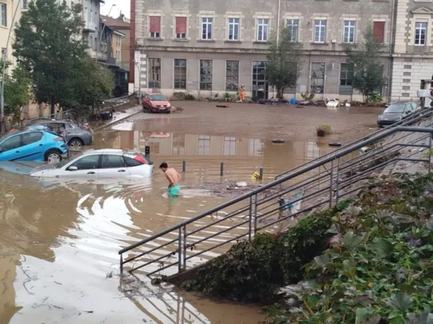 Оголошено помаранчевий рівень небезпеки: Італія та Франція потерпають від повеней. Фото й відео