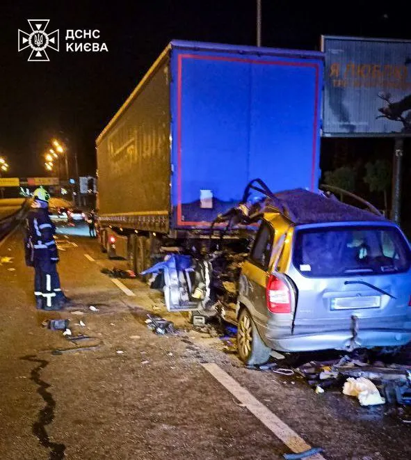 У Києві легковик на швидкості протаранив вантажівку: водія з авто діставали рятувальники. Фото