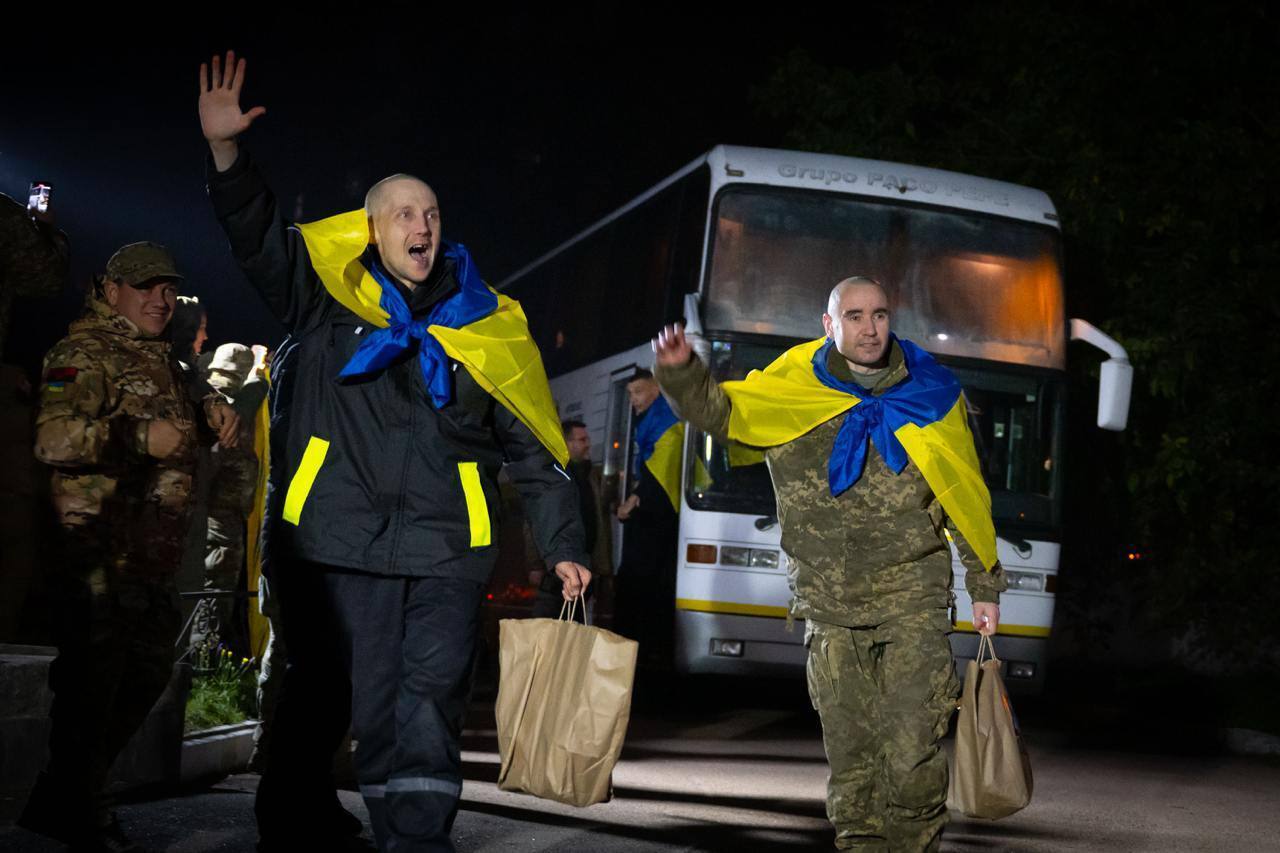 95 наших людей знову вдома: з російського полону повернули захисників та правозахисника Буткевича. Відео та фото