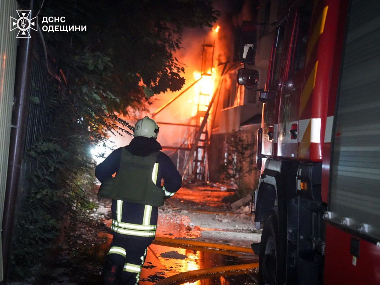 Оккупанты ночью ударили по жилой застройке в Одессе: появились фото пожара