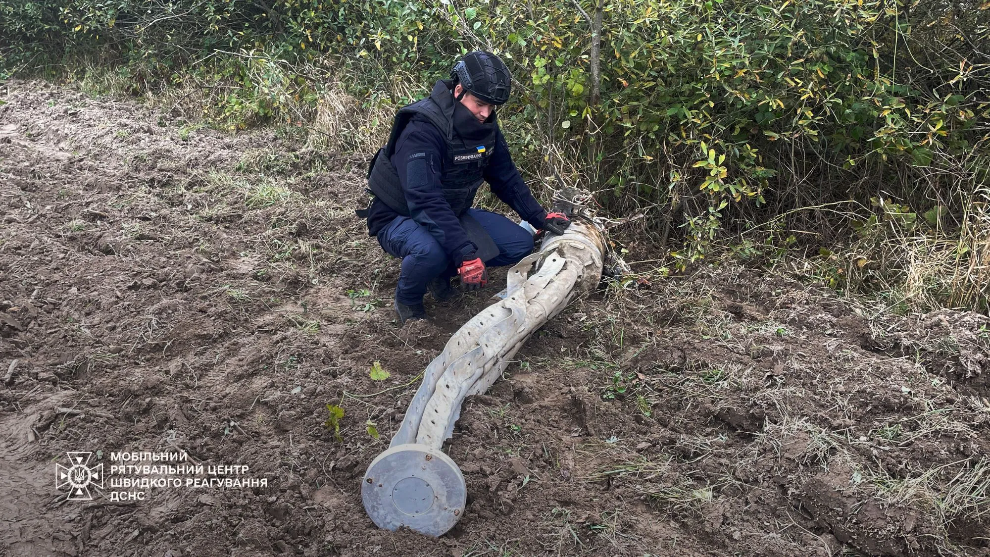 В Киевской области тракторист нашел в поле кассетный реактивный снаряд "Торнадо-С". Фото и подробности