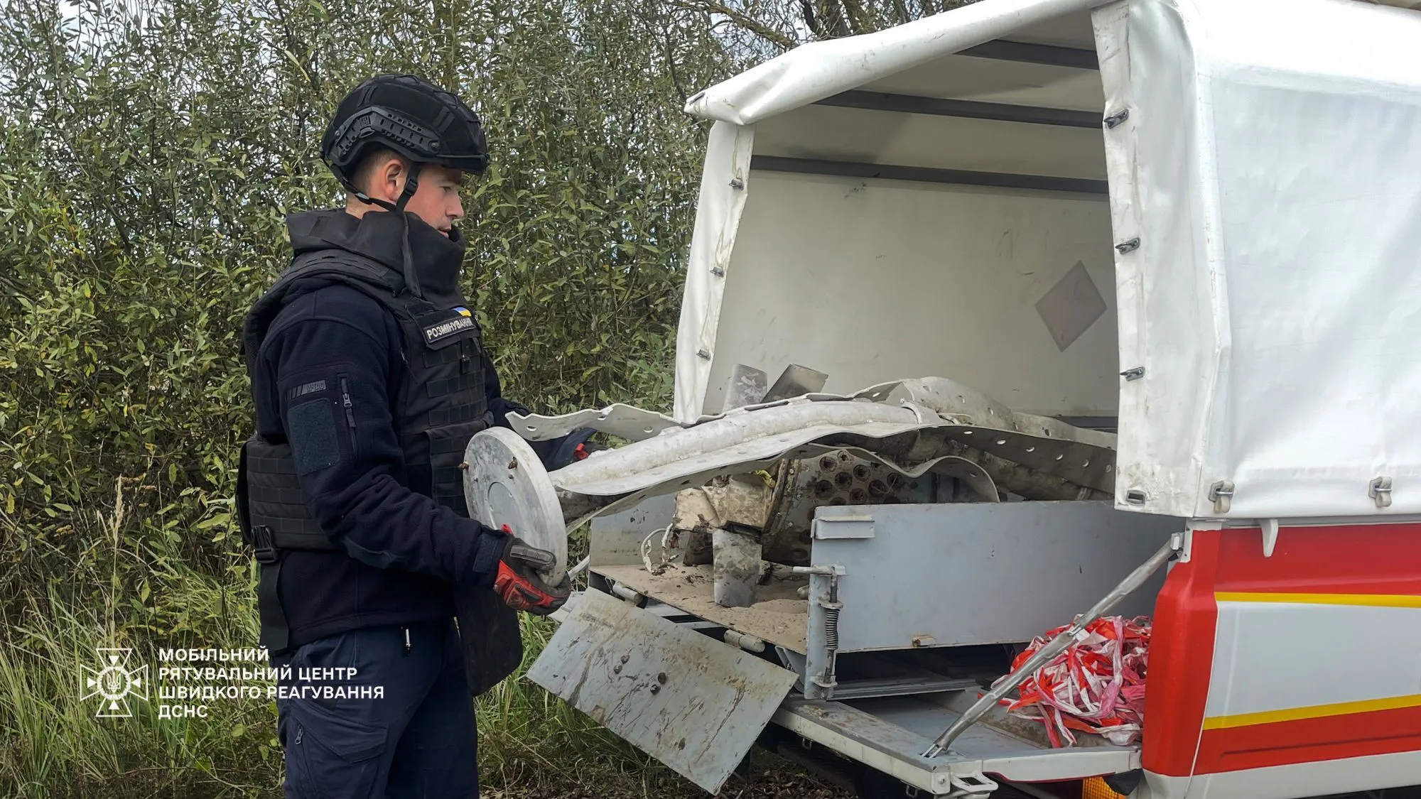 В Киевской области тракторист нашел в поле кассетный реактивный снаряд "Торнадо-С". Фото и подробности