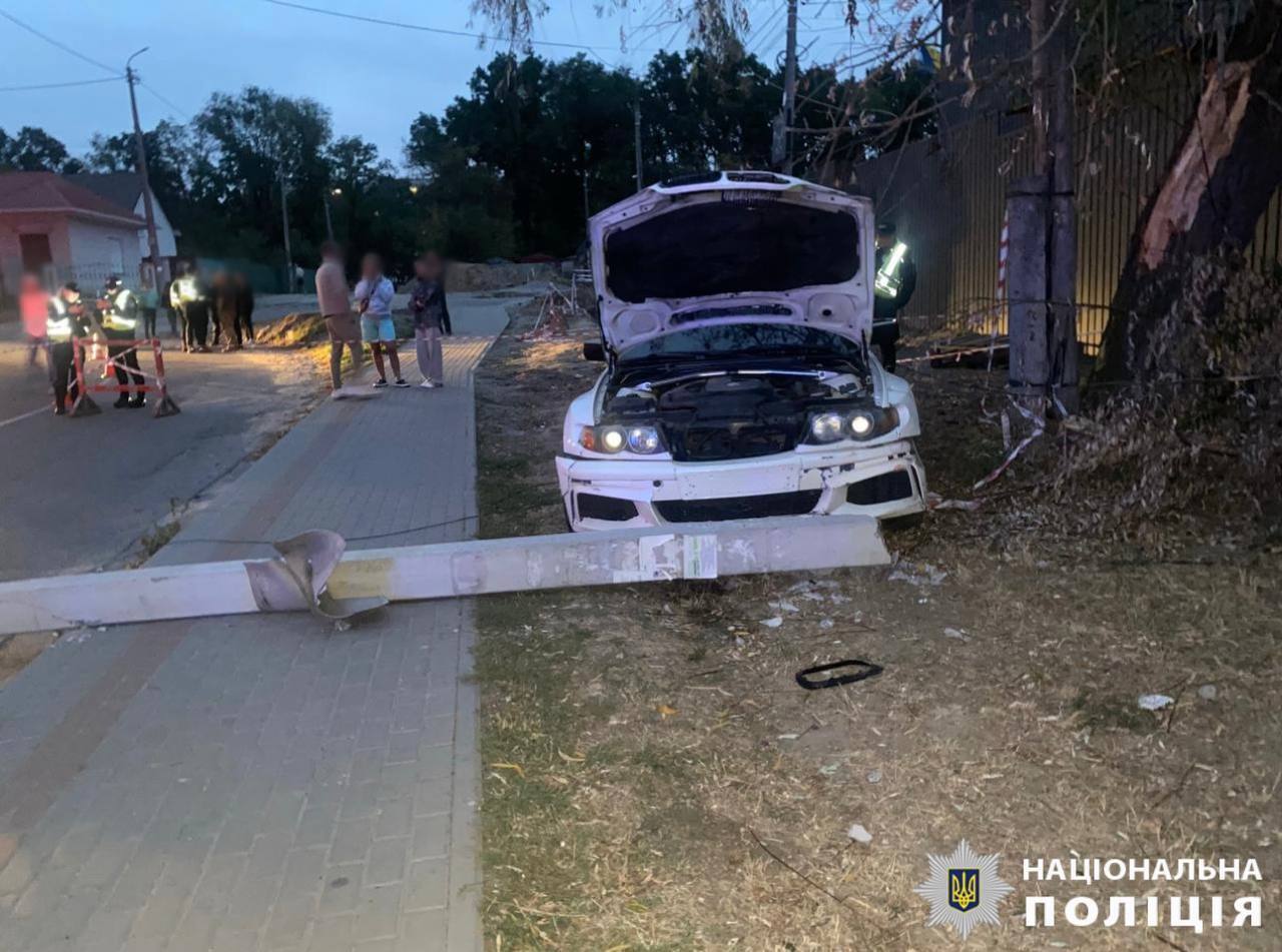 На Київщині водій BMW під наркотиками протаранив електроопору: стовп впав на пішохода. Фото