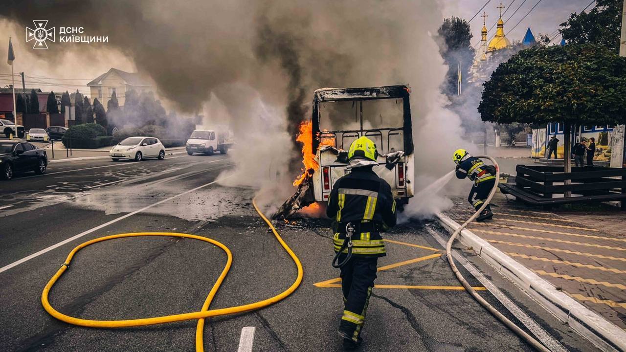 Під Києвом під час руху загорілась маршрутка. Подробиці, фото та відео