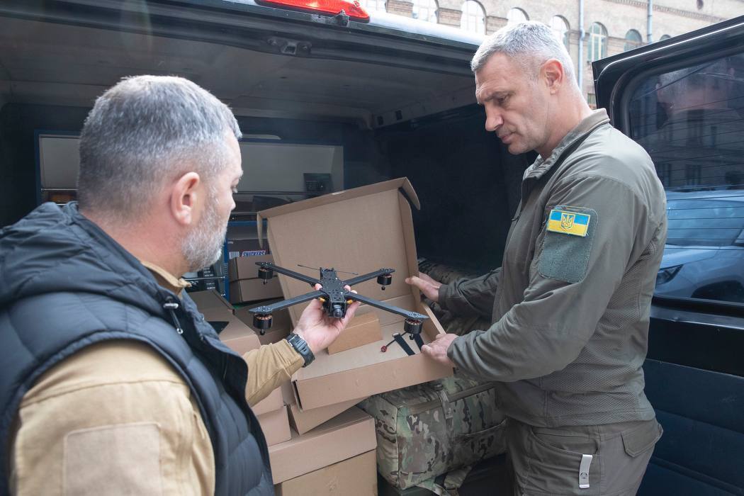 FVP-дрони, системи РЕБ та ремонтні авто: Кличко передав військовим ще одну партію допомоги від Києва. Фото