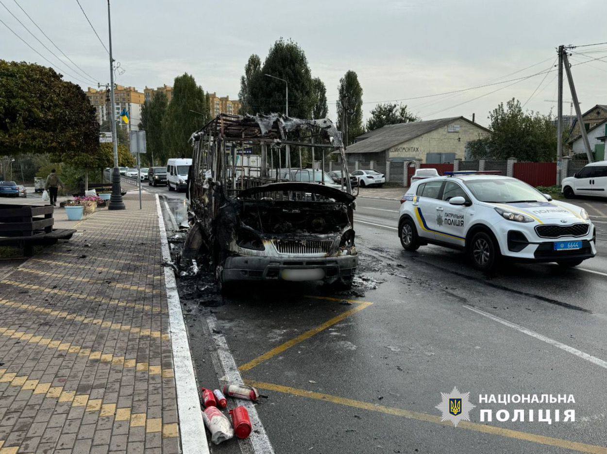 Під Києвом під час руху загорілась маршрутка. Подробиці, фото та відео