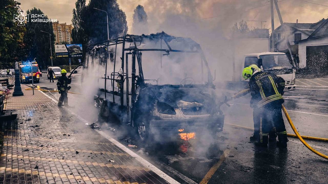 Під Києвом під час руху загорілась маршрутка. Подробиці, фото та відео