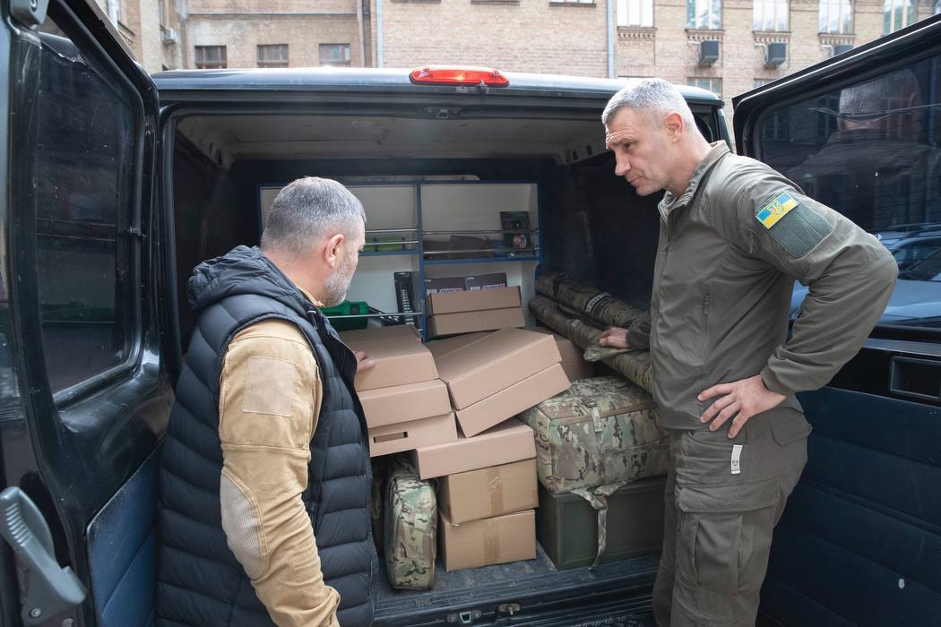 FVP-дрони, системи РЕБ та ремонтні авто: Кличко передав військовим ще одну партію допомоги від Києва. Фото