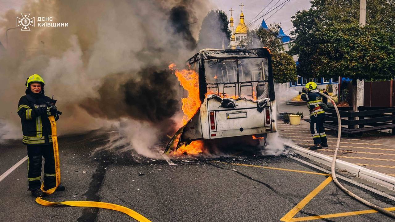 Під Києвом під час руху загорілась маршрутка. Подробиці, фото та відео