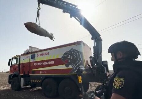 В Запорожье аграрий нашел на своем поле 500 кг фугасную авиационную бомбу: ее обезвредили. Видео