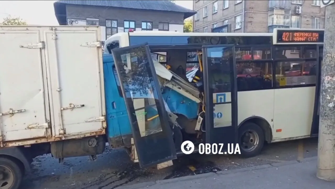 Кабина грузовика полностью оказалась в салоне маршрутки: в Киеве произошло ДТП с пострадавшими. Подробности, фото и видео