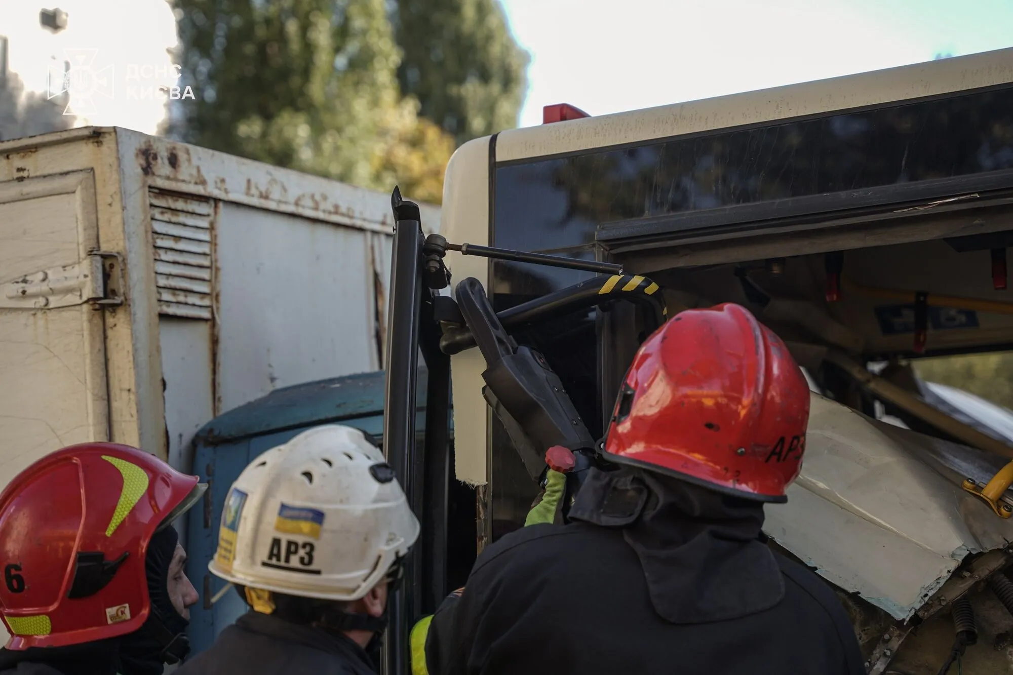 Кабіна вантажівки повністю опинилась у салоні маршрутки: у Києві сталась ДТП із постраждалими. Подробиці, фото і відео 